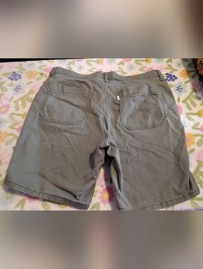 Levi’s Men's Size 32W 8L green chinos bermuda jeans shorts with stretch